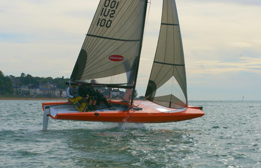 Парусная яхта на подводных крыльях