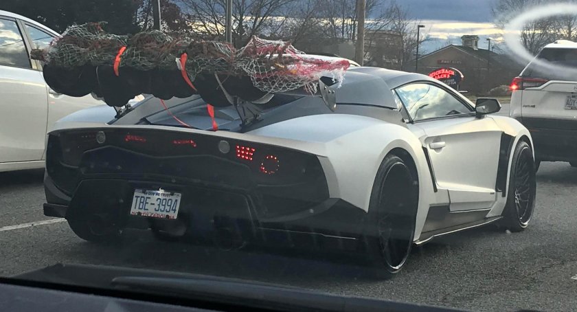 Спорткар с елкой на крыше