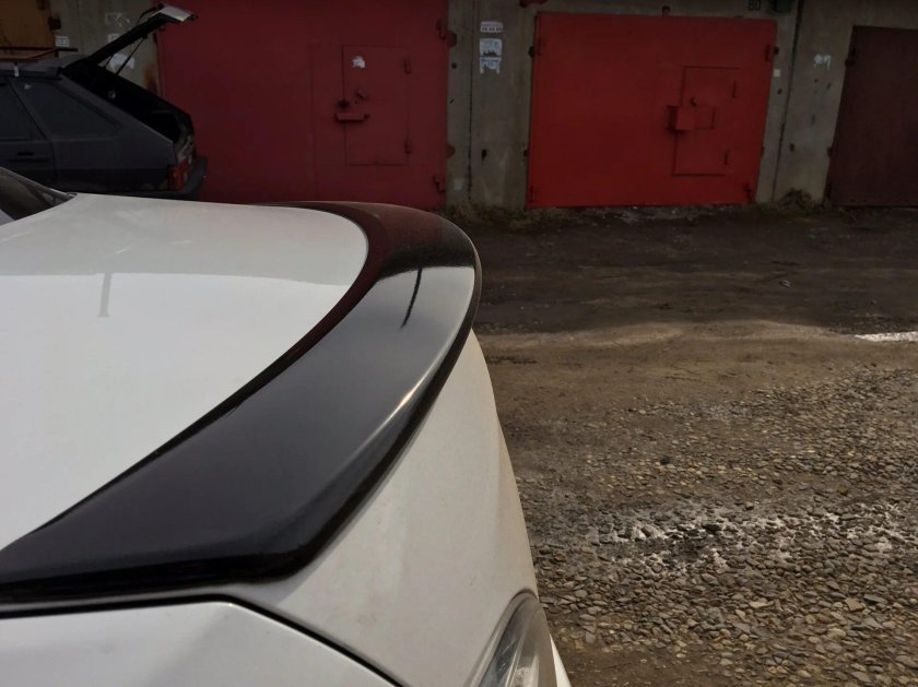 Черный спойлер на белой машине фото