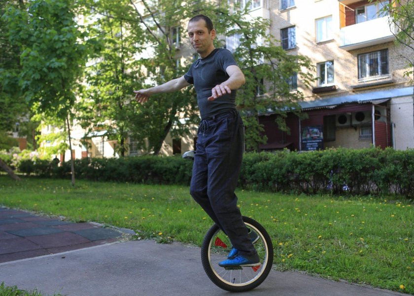 Колесо на одной руке