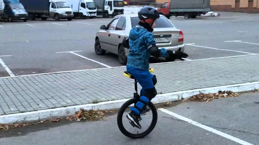 Ребенок на уницикле