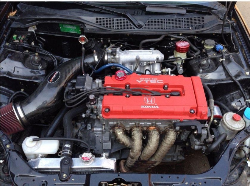 Подкапотное пространство Хонда Цивик 6