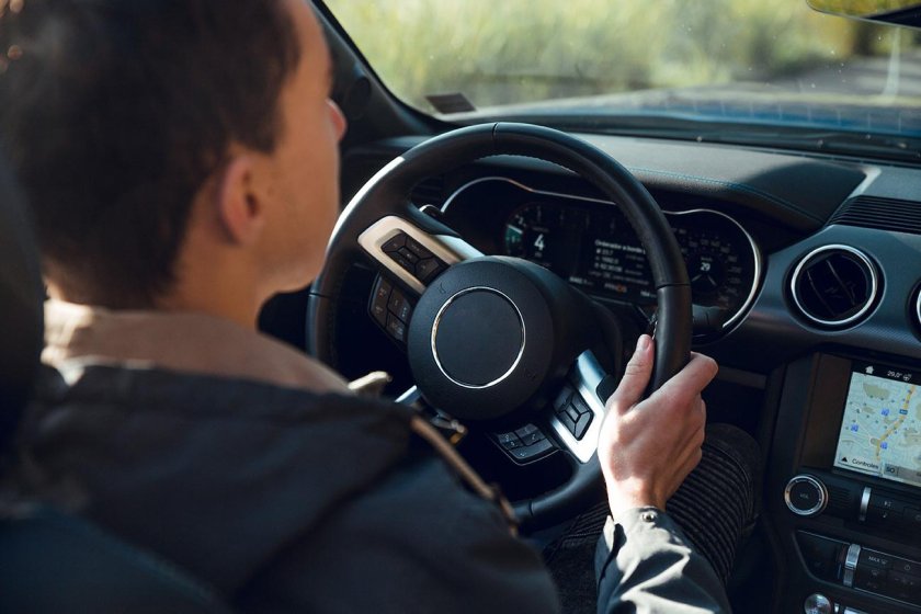 Парень за рулем