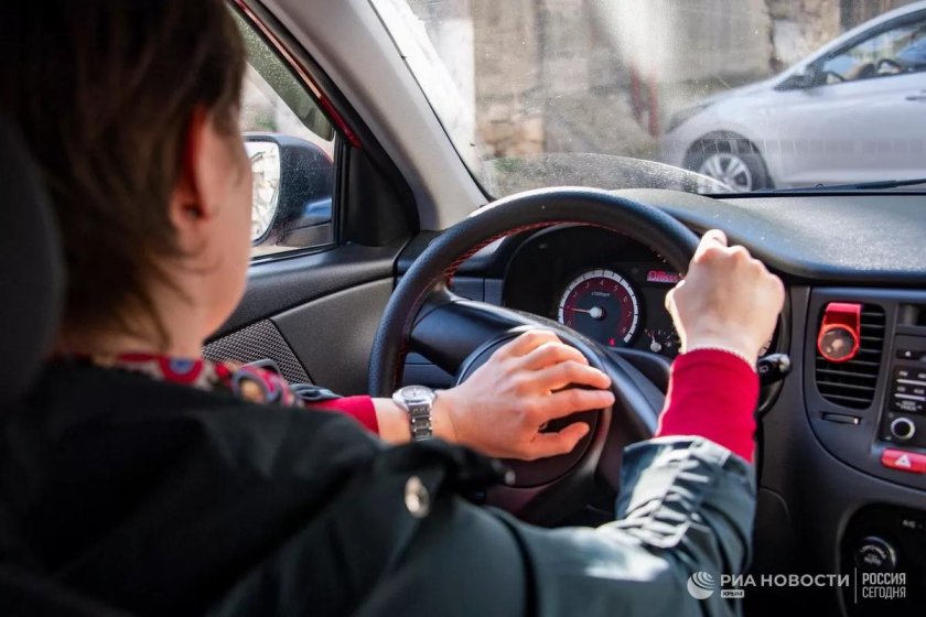 Папа слушает радио в машине