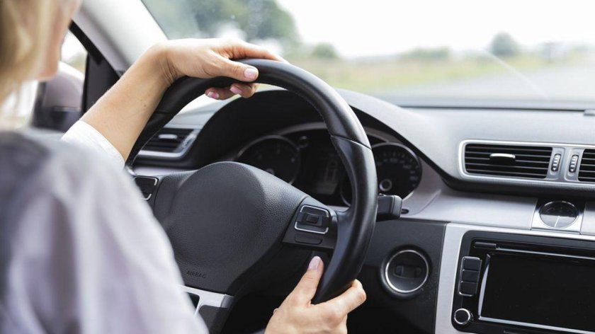 Автомобиль с рулем сзади