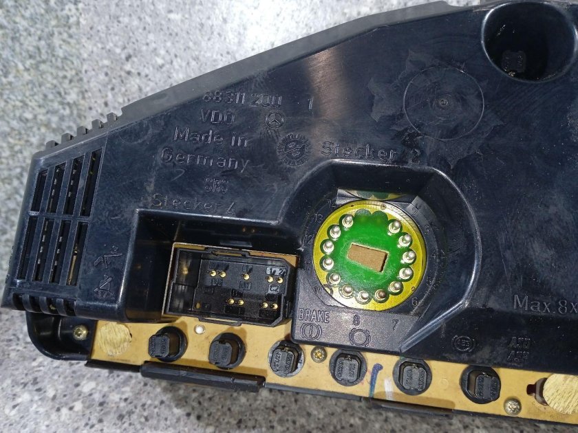 Приборная панель w140