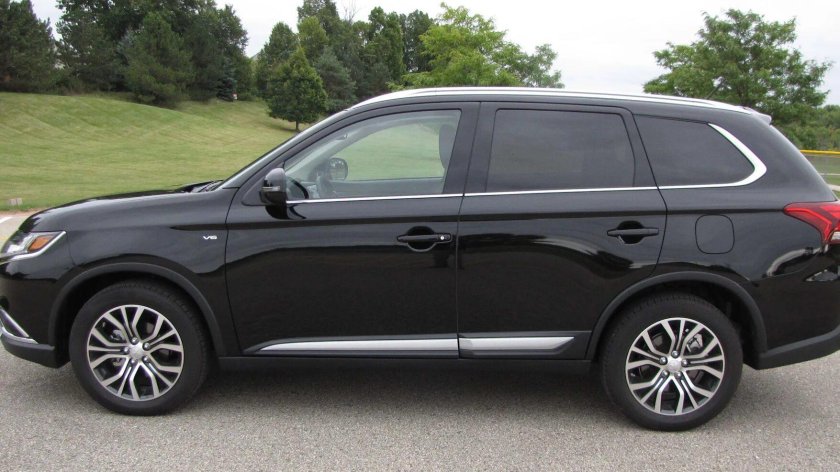 Митусубиси Аутлендер 2017 черный