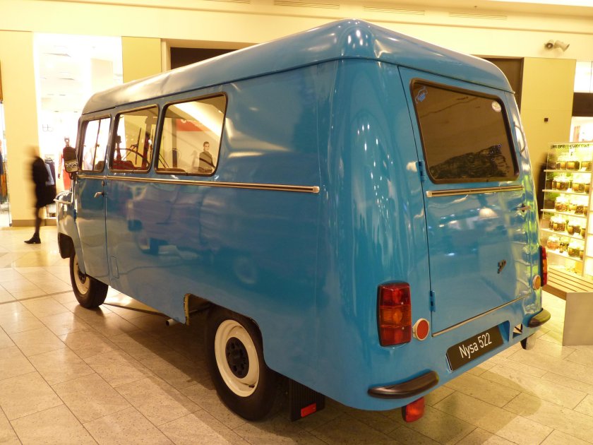 Микроавтобус Нисса 522