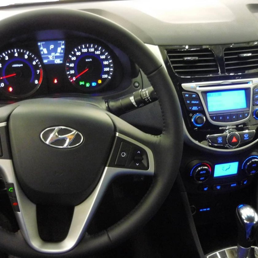 Solaris Hyundai приборная 2012