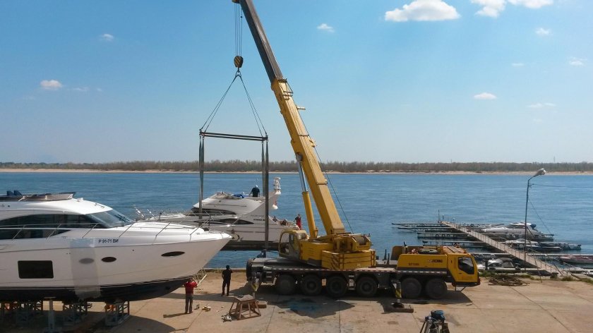 Спуск яхты на воду краном