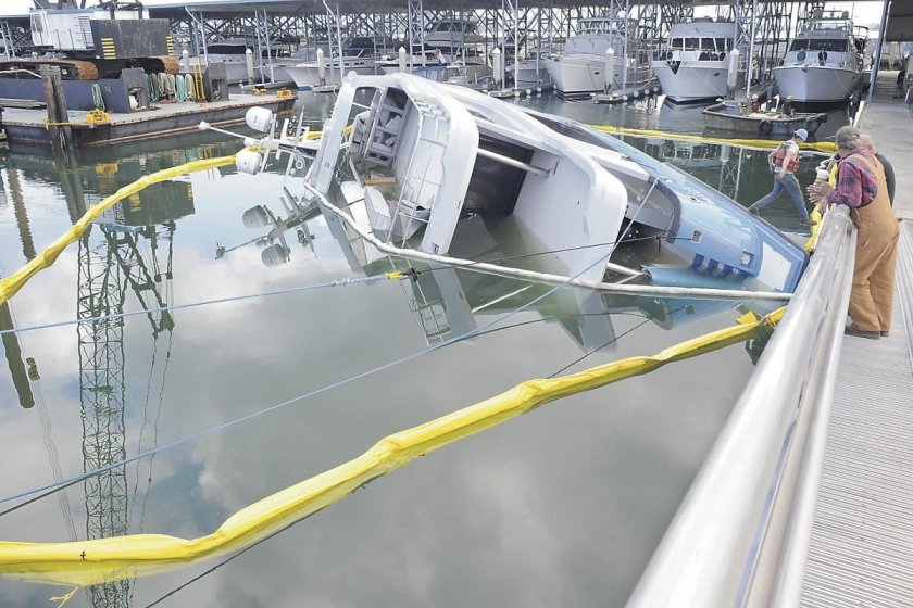 Спуск катера на воду