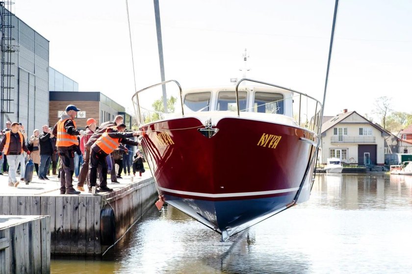 Водоизмещающий катер краб 800