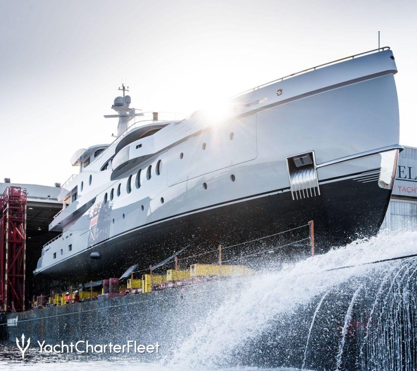 Яхта на воде