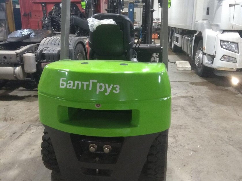 Электрический вилочный погрузчик