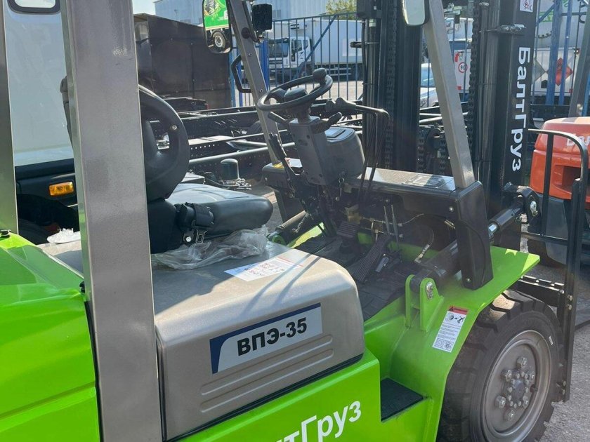 Вилочный электропогрузчик