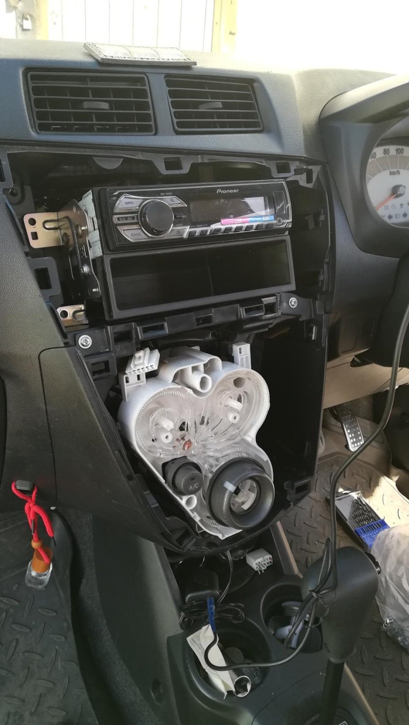 Установка магнитолы на Дайхатсу мира