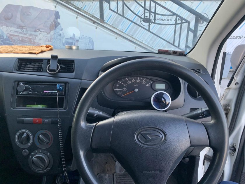 Daihatsu Mira es салон