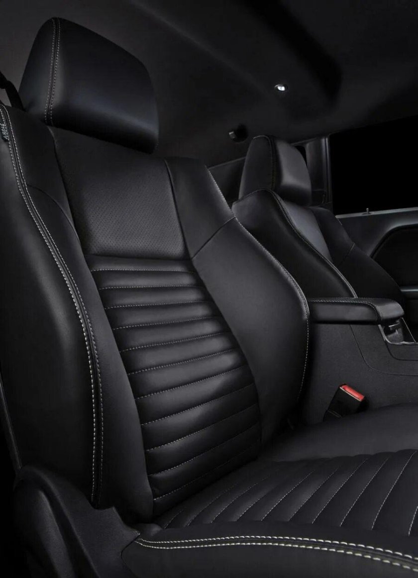 Додж Челленджер 2010 салон