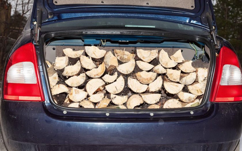 Дрова в багажнике авто