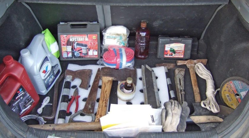 Инструменты в багажнике