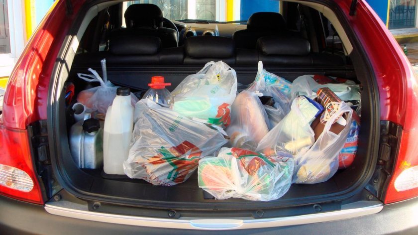 Багажник с продуктами