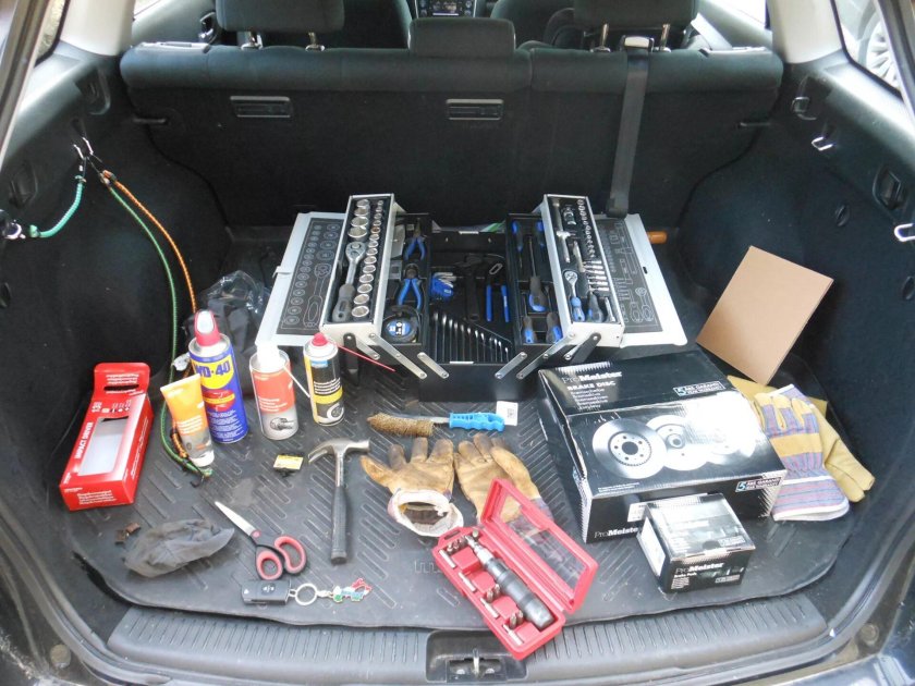 Инструменты в багажнике авто