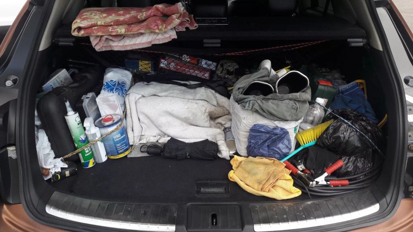 Вещи в багажнике