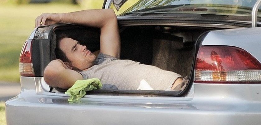 Девушка в багажнике