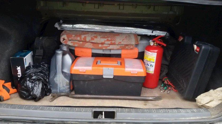Инструменты в багажнике авто