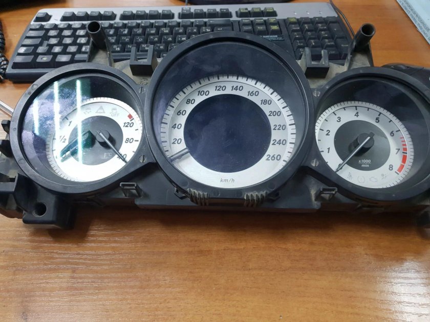 Mercedes w204 приборная панель