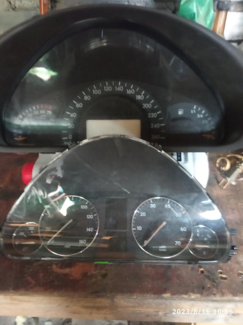 Знак прибор Мерседес сечка 202 1998