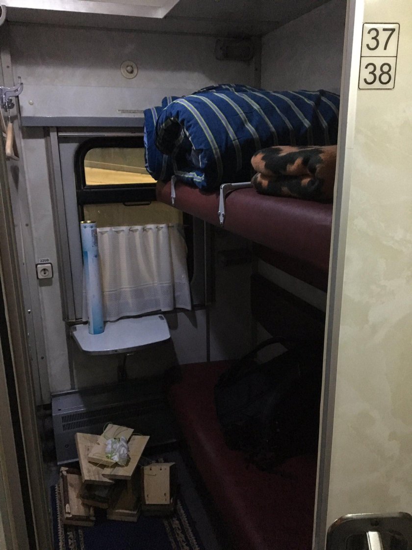 Двухместное купе в поезде 37 38