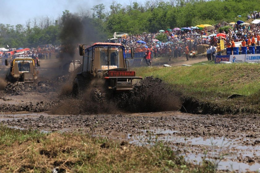 Гонки на тракторах зимой