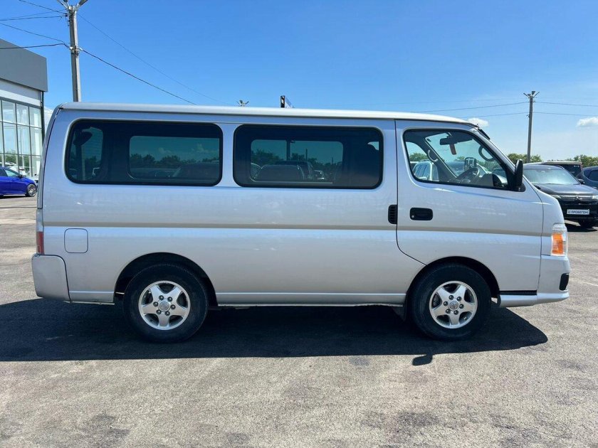 Ниссан урван микроавтобус