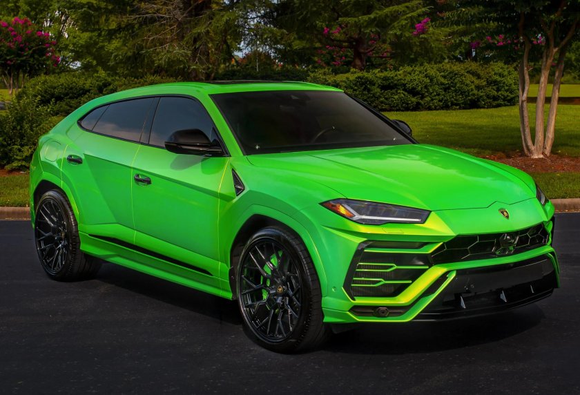 Lamborghini Urus зеленый
