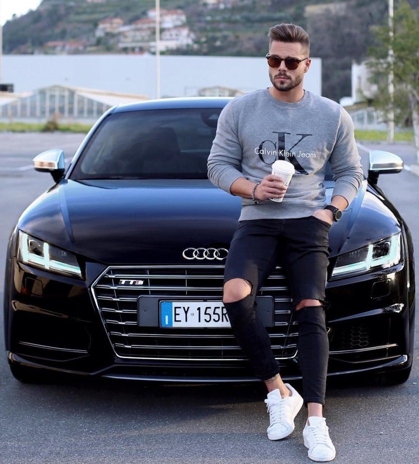 Парень возле машины