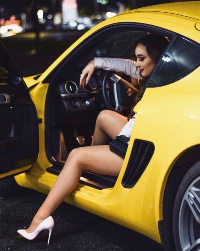 Девушка возле машины