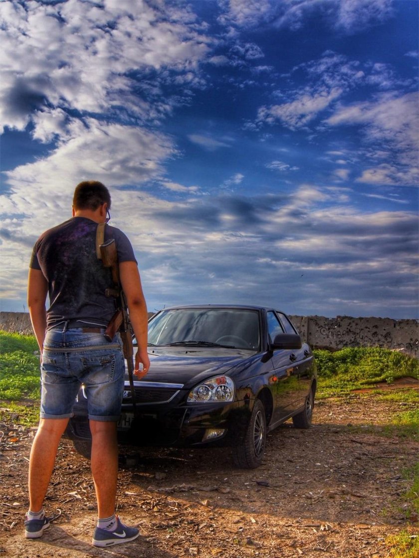 Мужчина возле машины