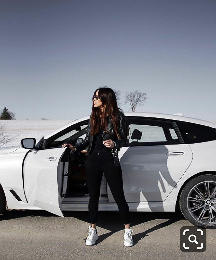 Девушка около машины