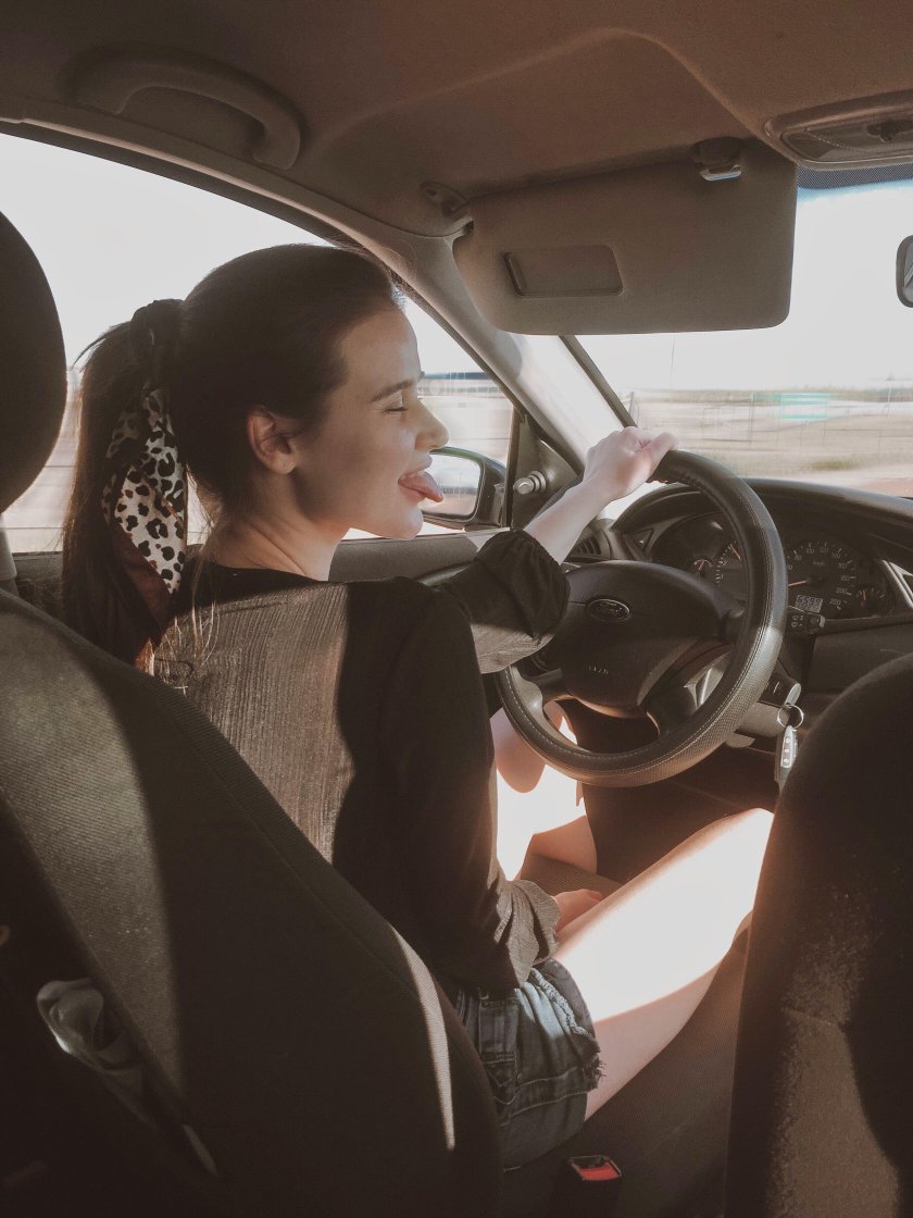 Девушка в машине
