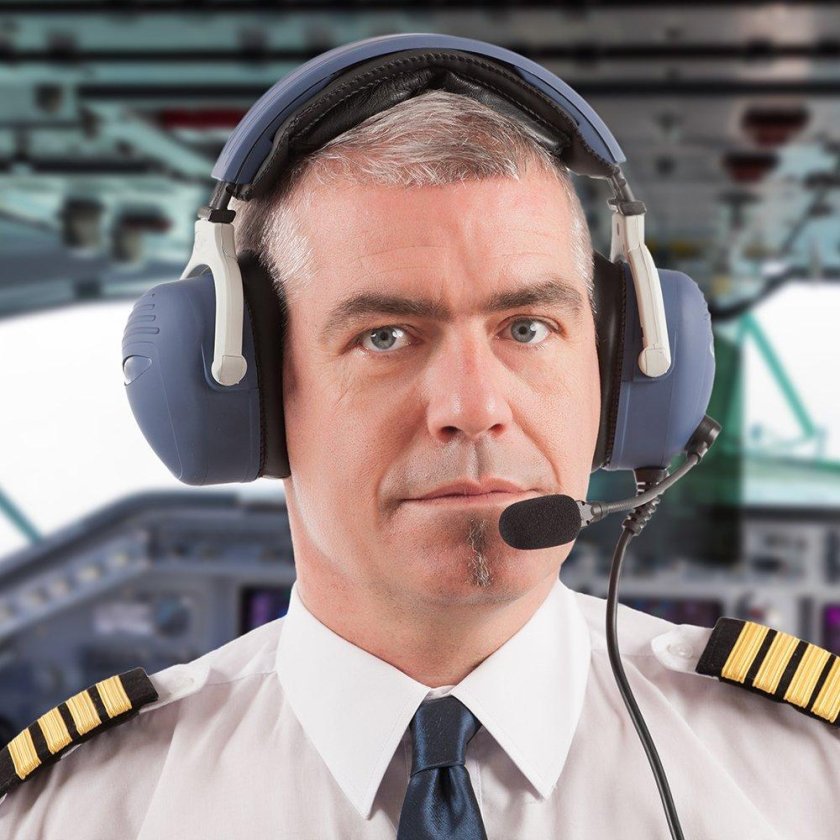 Летчик в наушниках