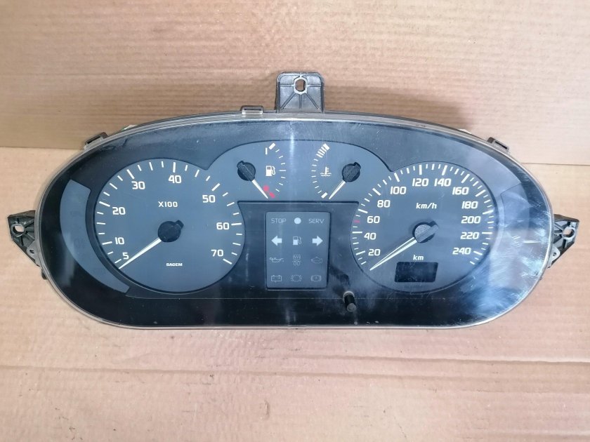 Приборная панель Рено Сценик 1