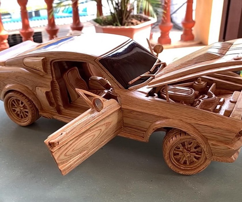 Автомобиль из дерева