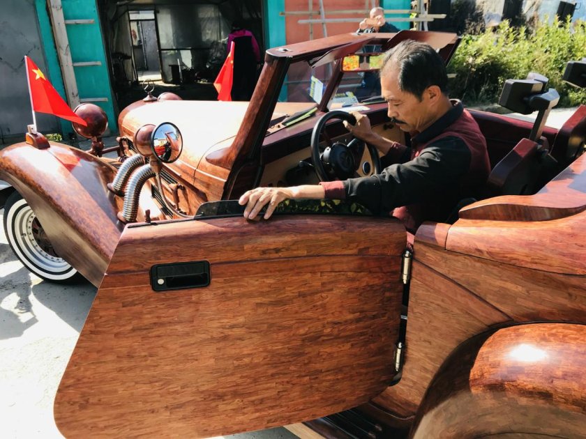 Машина на дереве