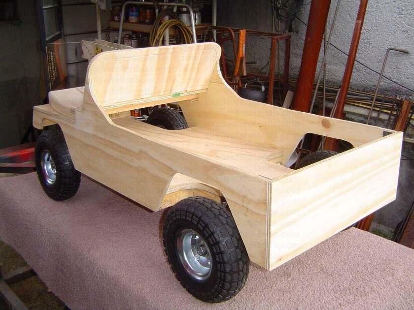 Деревянный детский автомобиль