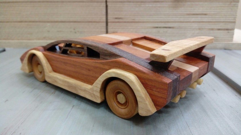 Модель ретро автомобиля из фанеры Паккард