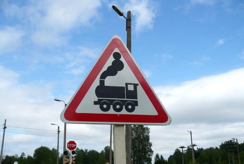 Дорожный знак переезд