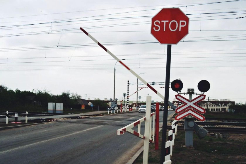 1 железнодорожный переезд со шлагбаумом