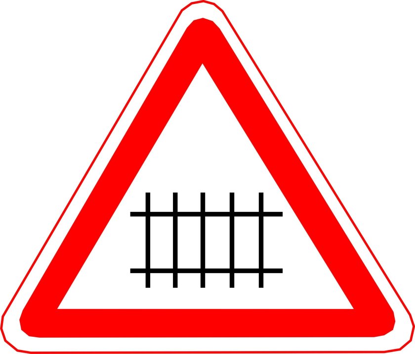 1 железнодорожный переезд со шлагбаумом