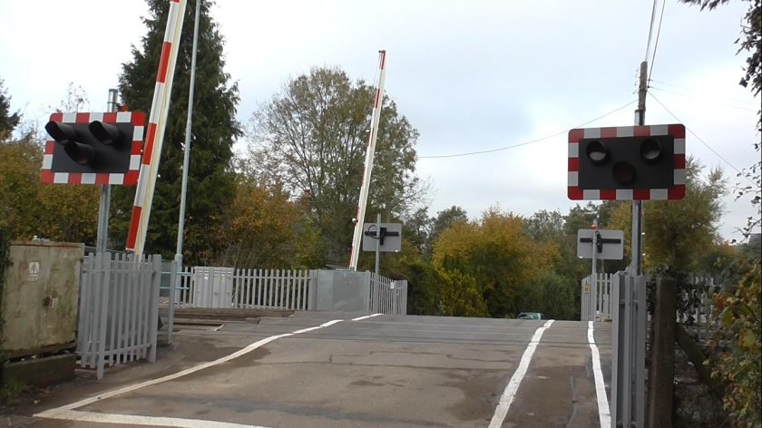Железнодорожный переезд со шлагбаумом
